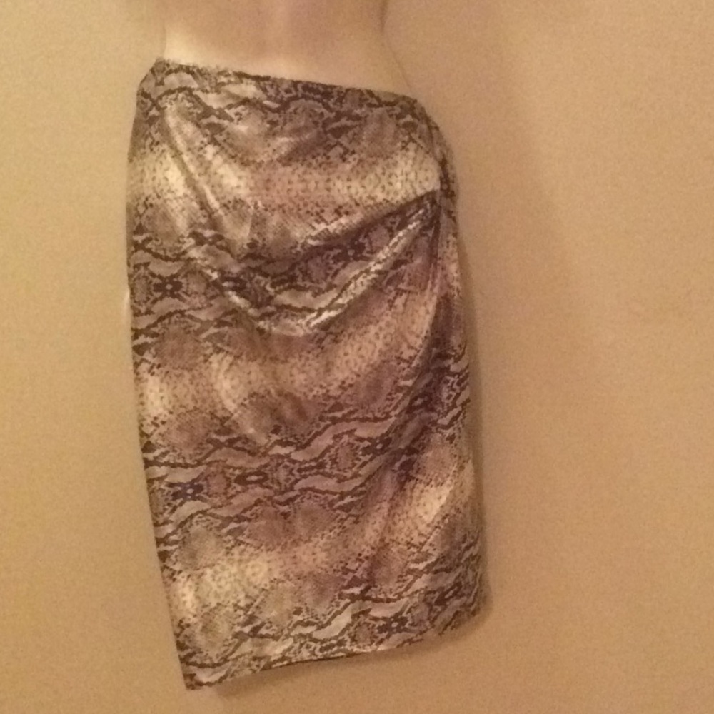 VICTORIAS SECRET, SEXY,  SNAKE PRINT SKIRT, SIZE 6, NEW WITHOUT TAGS
